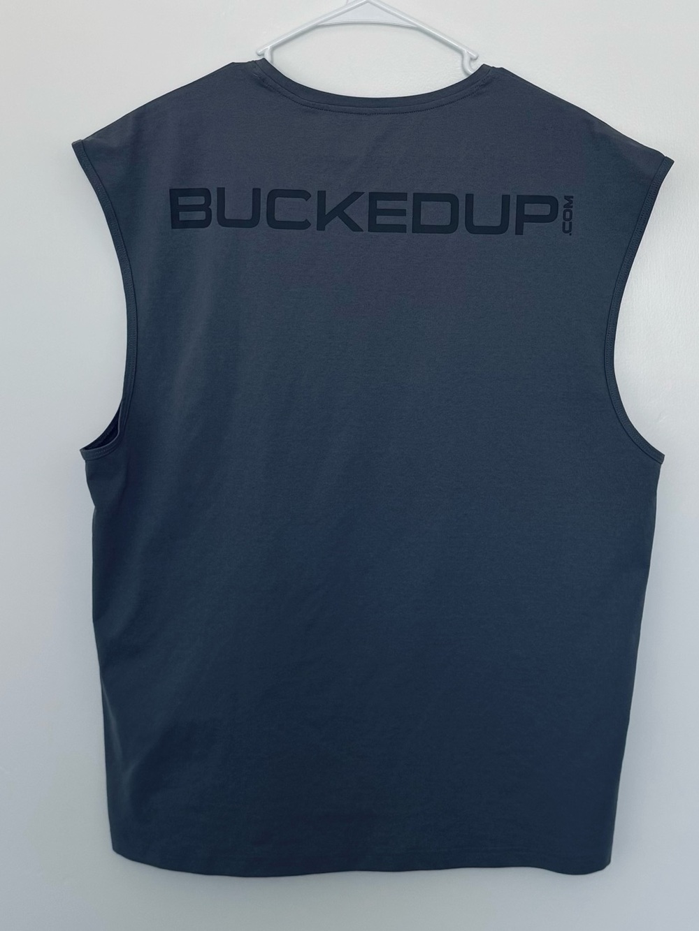 Bucked Up Men’s Sleeveless Muscle Tee - gray Charcoal size XL